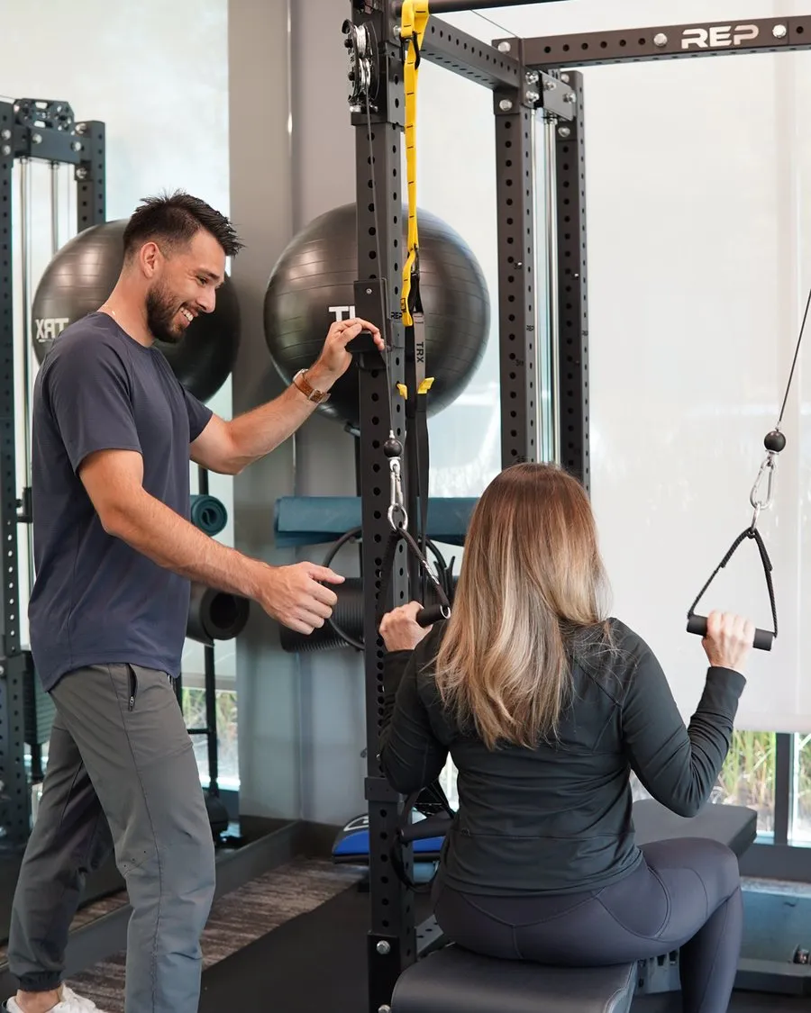 A Fit4Work trainer coaching an employee during a 1-on-1 session